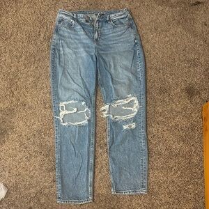 american eagle size 10 strigid Ripped Mom jeans